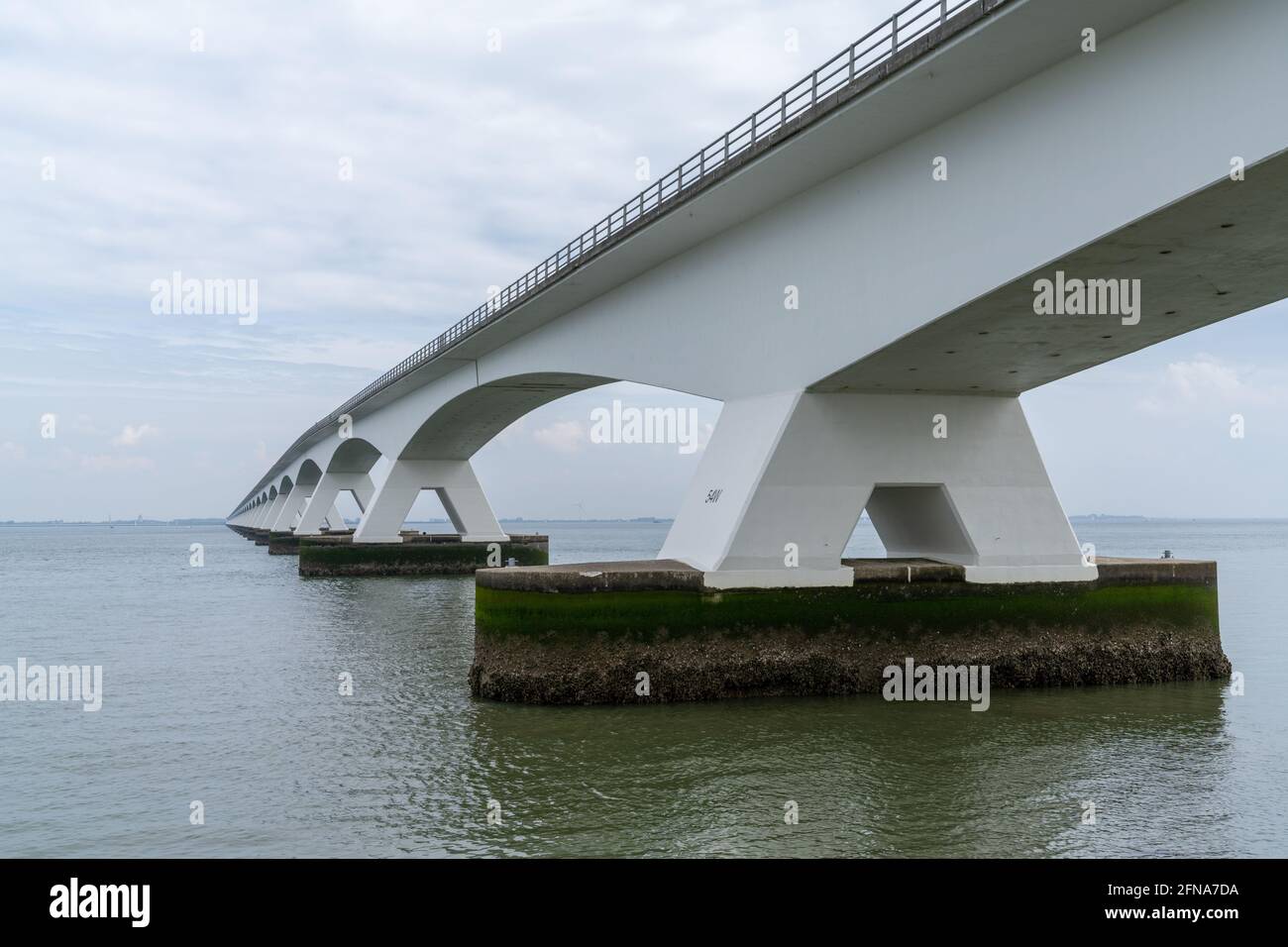 Una vista del Ponte Zeeland attraverso la Scheidt orientale Eastary nei Paesi Bassi occidentali Foto Stock