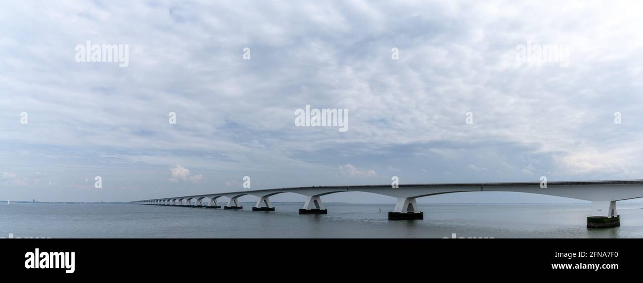 Una vista panoramica del Ponte Zeeland attraverso l'Est Scheidt Eastuary nei Paesi Bassi occidentali Foto Stock