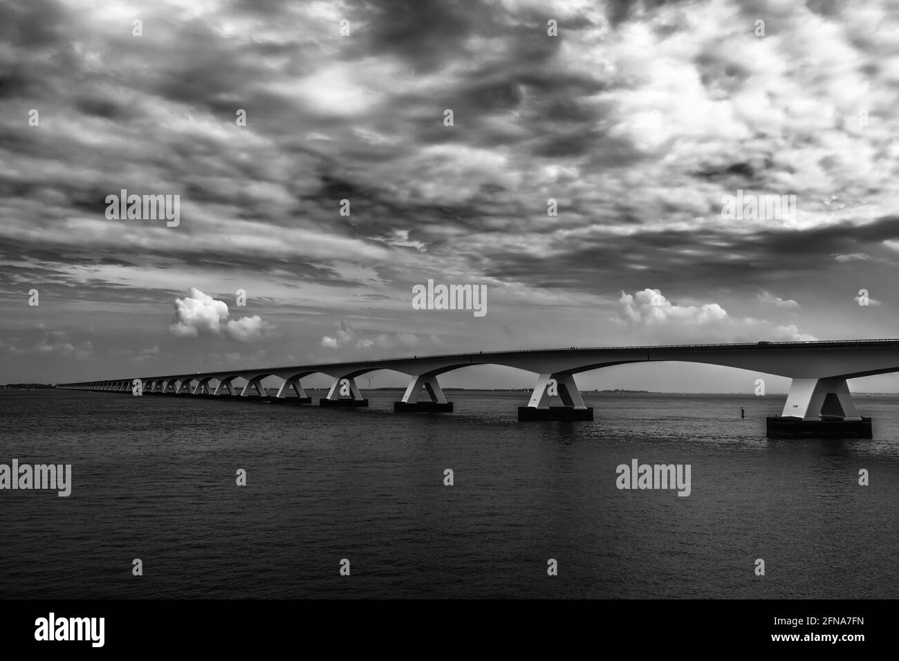Vista in bianco e nero sul ponte Zeeland L'Eastern Scheidt Eastary nei Paesi Bassi occidentali Foto Stock