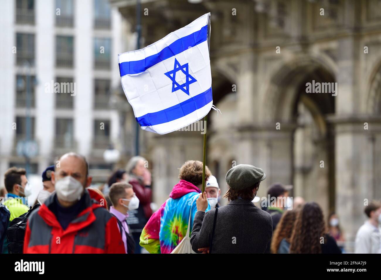Vienna, Austria. 15 maggio 2021. Per oggi sono state registrate 40 riunioni, tra cui raduni contro le misure di COV. Una dimostrazione Pro Israel di fronte all'Opera di Stato di Vienna Foto Stock