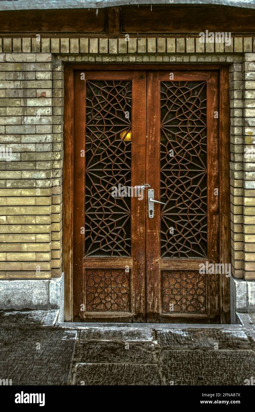 Bellissimo motivo in vetro colorato di doghe di legno su bivalve smaltato Porte sulla facciata del Palazzo Golestan a Teheran Foto Stock
