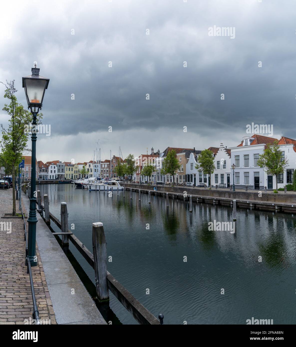 Vista sul porto turistico e sul centro della città Va in Zeeland Foto Stock