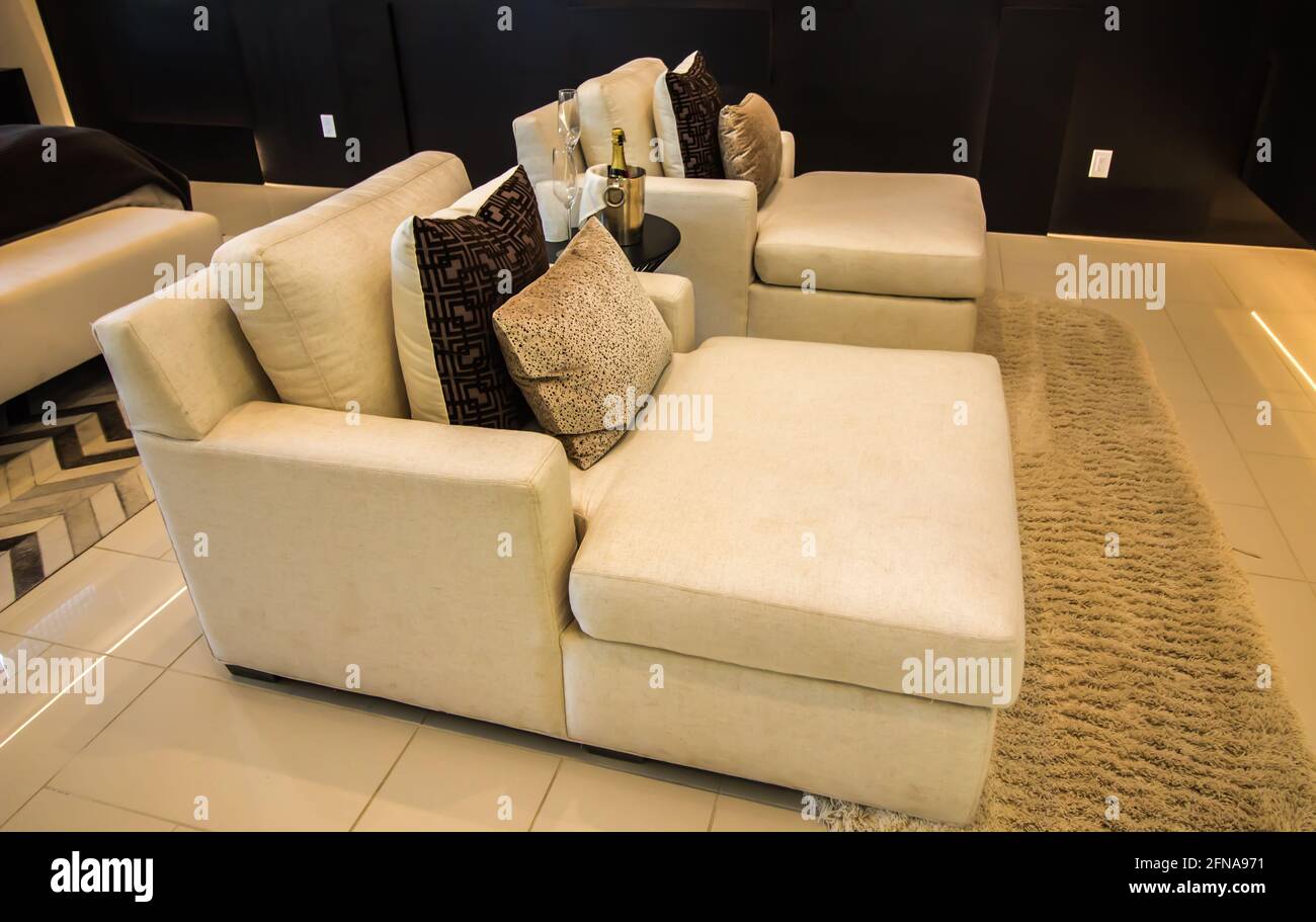 Due sedie Chaise Lounge con tavolo e secchio di Champagne Foto Stock