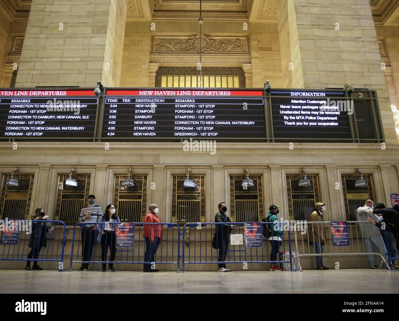 New York, Stati Uniti. 15 maggio 2021. La gente si trova sotto gli orari dei treni vicino alle biglietterie mentre attende on line per essere vaccinato quando New York City apre un sito di vaccino pop-up nella Vanderbilt Hall al Grand Central Terminal mercoledì 12 maggio 2021 a New York City. Foto di John Angelillo/UPI Credit: UPI/Alamy Live News Foto Stock
