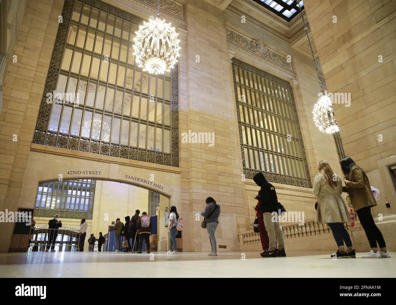 New York, Stati Uniti. 15 maggio 2021. La gente attende in linea per essere vaccinata quando New York City apre un sito di vaccino pop-up nella Vanderbilt Hall al Grand Central Terminal mercoledì 12 maggio 2021 a New York City. Foto di John Angelillo/UPI Credit: UPI/Alamy Live News Foto Stock