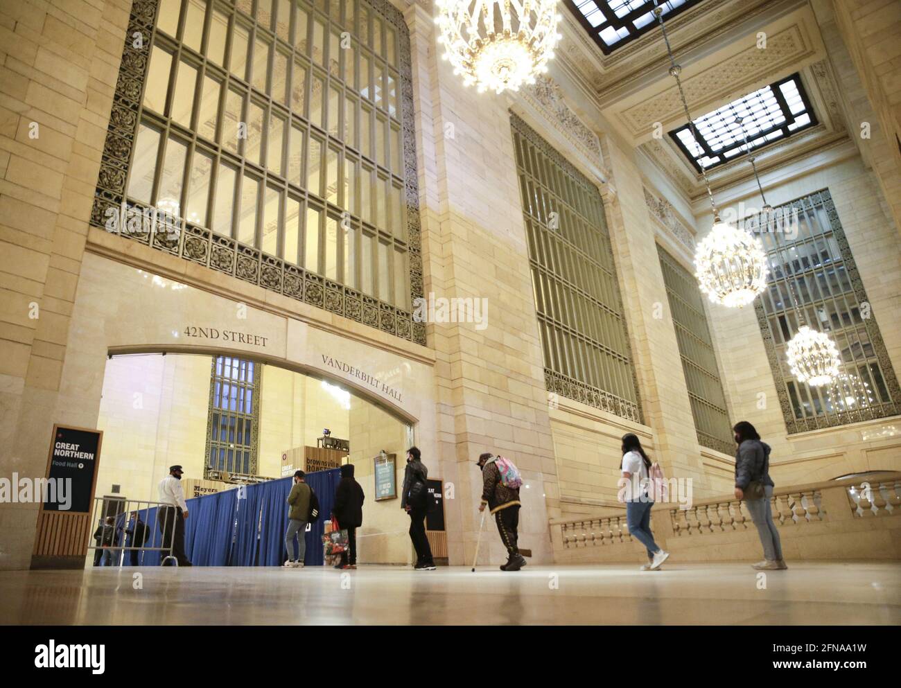 New York, Stati Uniti. 15 maggio 2021. La gente attende in linea per essere vaccinata quando New York City apre un sito di vaccino pop-up nella Vanderbilt Hall al Grand Central Terminal mercoledì 12 maggio 2021 a New York City. Foto di John Angelillo/UPI Credit: UPI/Alamy Live News Foto Stock