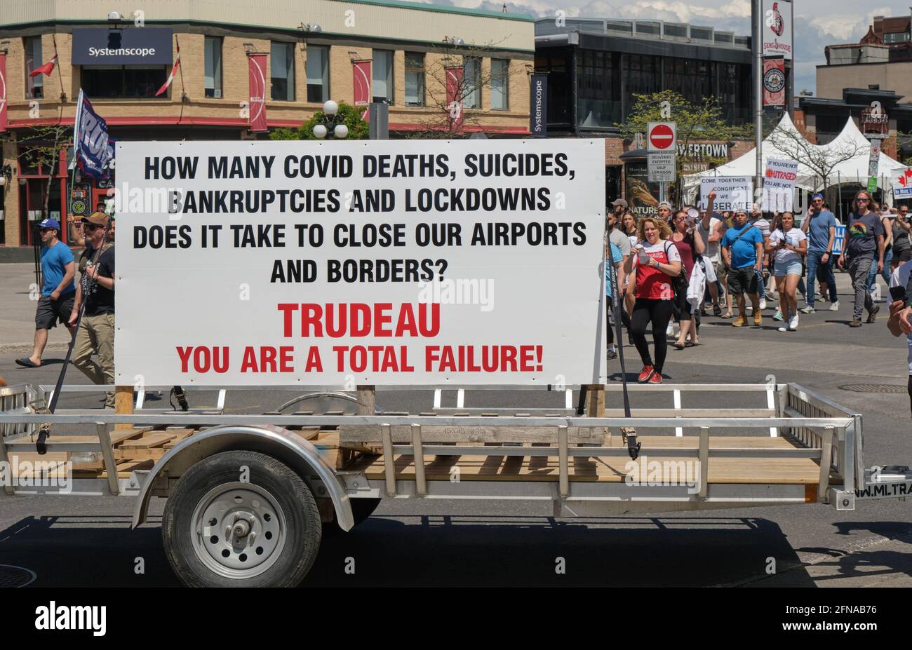 Ottawa, Canada. 15 maggio 2021. "No More Lockdown" rally sulla strada di Ottawa, con la gente che denuncia al terzo blocco la provincia di Ontario è stato in corso Covid-19 Pandemic. Con segni che denunciano il lavoro sia dei governi provinciali che federali, nonché protestando su varie componenti del blocco, come la chiusura della chiesa, l'attuazione del vaccino e gli attacchi generali alla libertà personale. La marcia di diverse centinaia di partecipanti si è conclusa davanti al Parlamento canadese. Credit: Meanderingemu/Alamy Live News Foto Stock