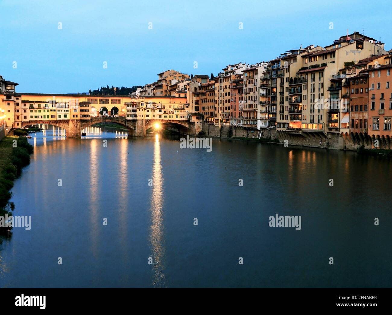 Panorama del Ponte Vecchio sull'Arno a Firenze in Toscana Foto Stock