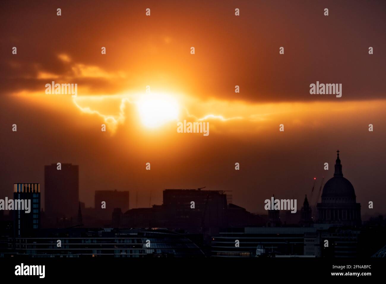 Londra, Regno Unito. 15 maggio 2021. Tempo nel Regno Unito: Spettacolare tramonto serale sulla città, con vista sulla cattedrale di San Paolo. Credit: Guy Corbishley/Alamy Live News Foto Stock