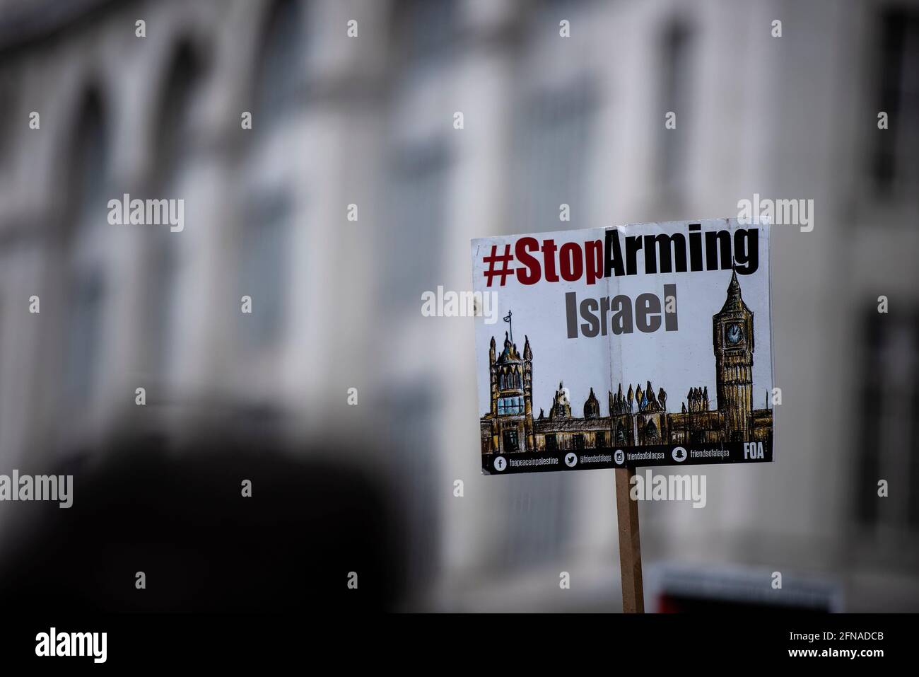 Londra, Regno Unito. 15 maggio 2021. I manifestanti marciano all'ambasciata israeliana a Londra, in solidarietà con la Palestina, poiché molte città israeliane sono in conflitto tra il popolo ebraico e quello arabo. Credit: Loredana Sangiuliano/Alamy Live News Foto Stock