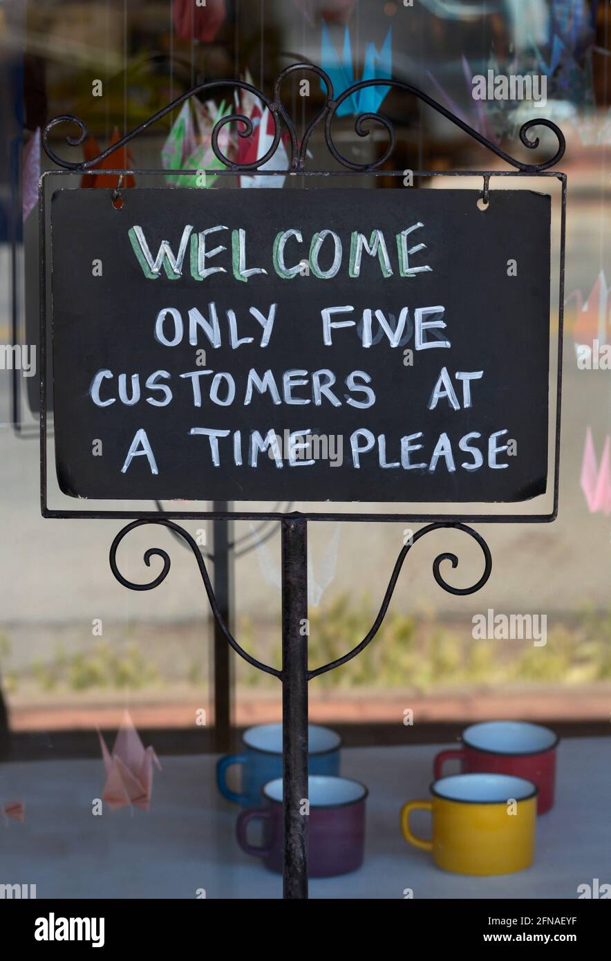 Un cartello all'esterno di un negozio a Santa Fe, New Mexico, indica che solo cinque clienti sono autorizzati ad entrare in un momento a causa della pandemia del Covid-19. Foto Stock
