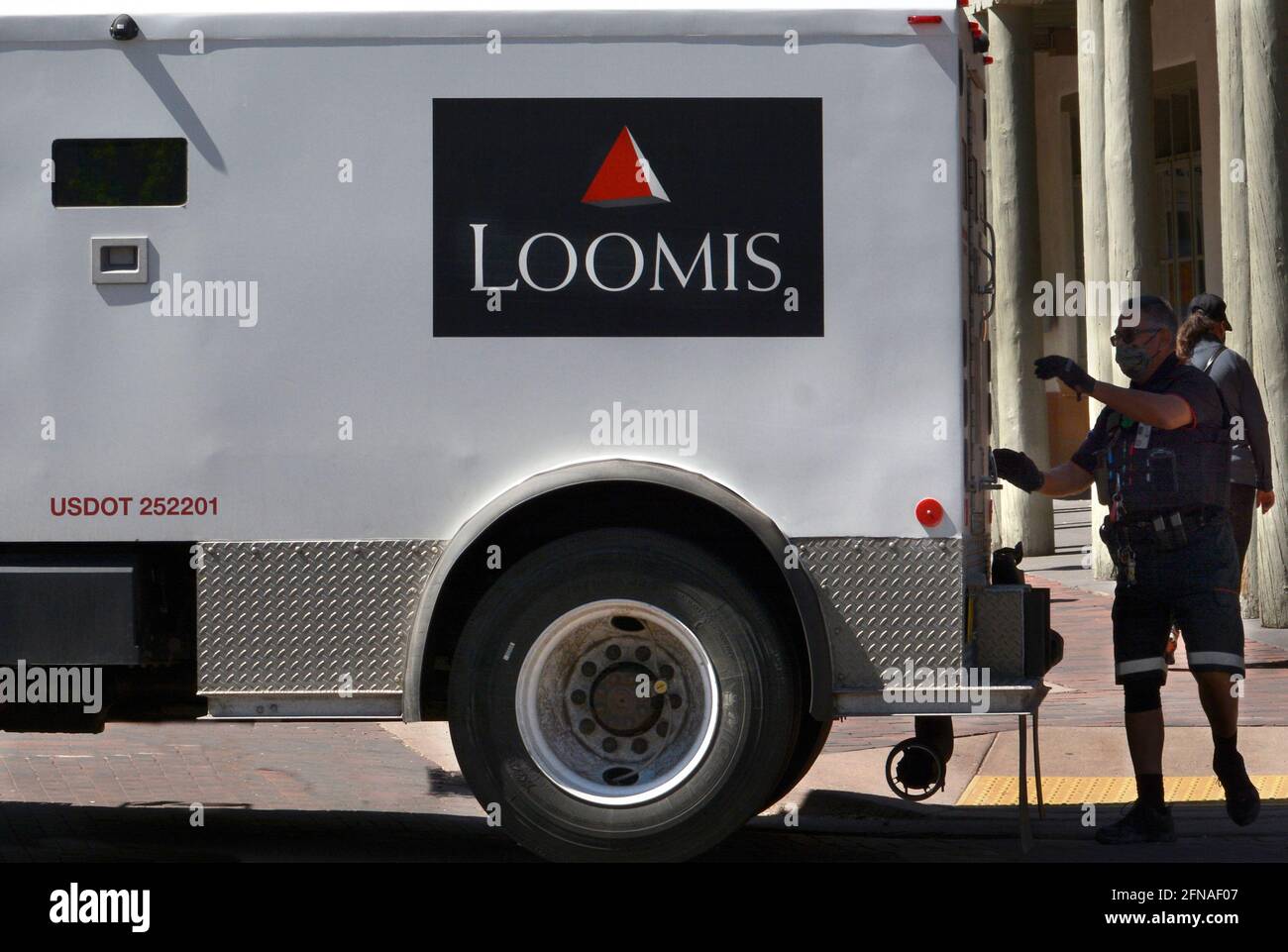 Un camion blindato Loomis effettua una consegna di denaro a una banca a Santa Fe, New Mexico. Loomis Armored Inc. Ha sede a Stoccolma, Svezia. Foto Stock
