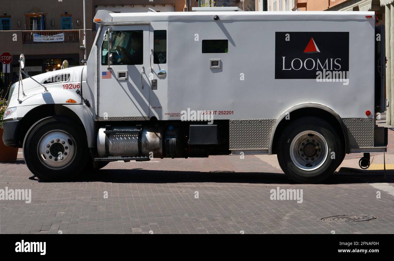 Un camion blindato Loomis effettua una consegna di denaro a una banca a Santa Fe, New Mexico. Loomis Armored Inc. Ha sede a Stoccolma, Svezia. Foto Stock