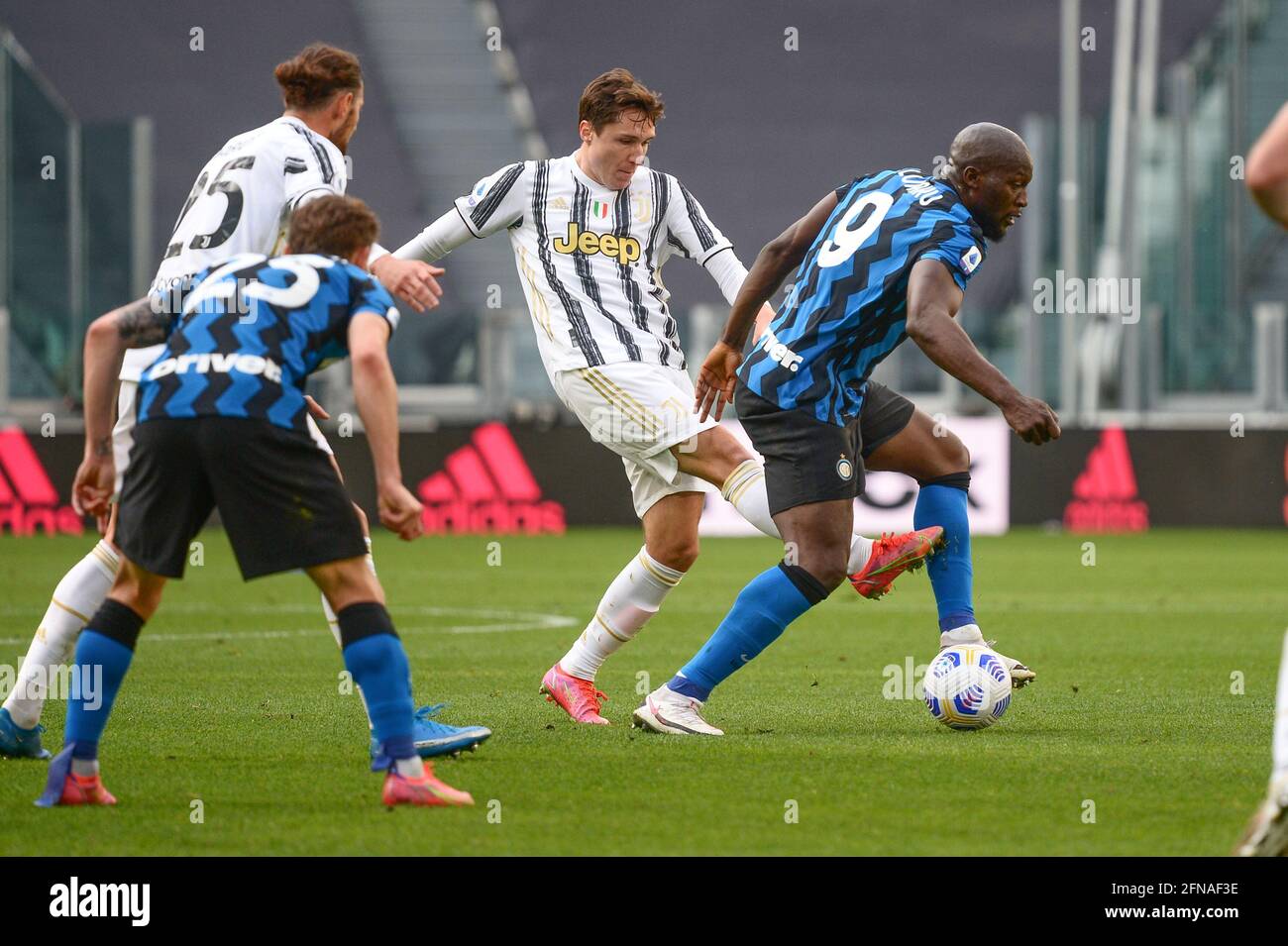 Romelu Lukaku del FC Internazionale e Federico Chiesa del Juventus FC durante la Serie A Football Match tra Juventus FC e Inter Milan. Gli stadi sportivi di tutta Italia restano soggetti a rigorose restrizioni a causa del Coronavirus Pandemic, in quanto le leggi governative in materia di distanziamento sociale vietano i tifosi all'interno dei locali, con conseguente gioco a porte chiuse. Juventus ha vinto 3-2 su Inter Milan Foto Stock