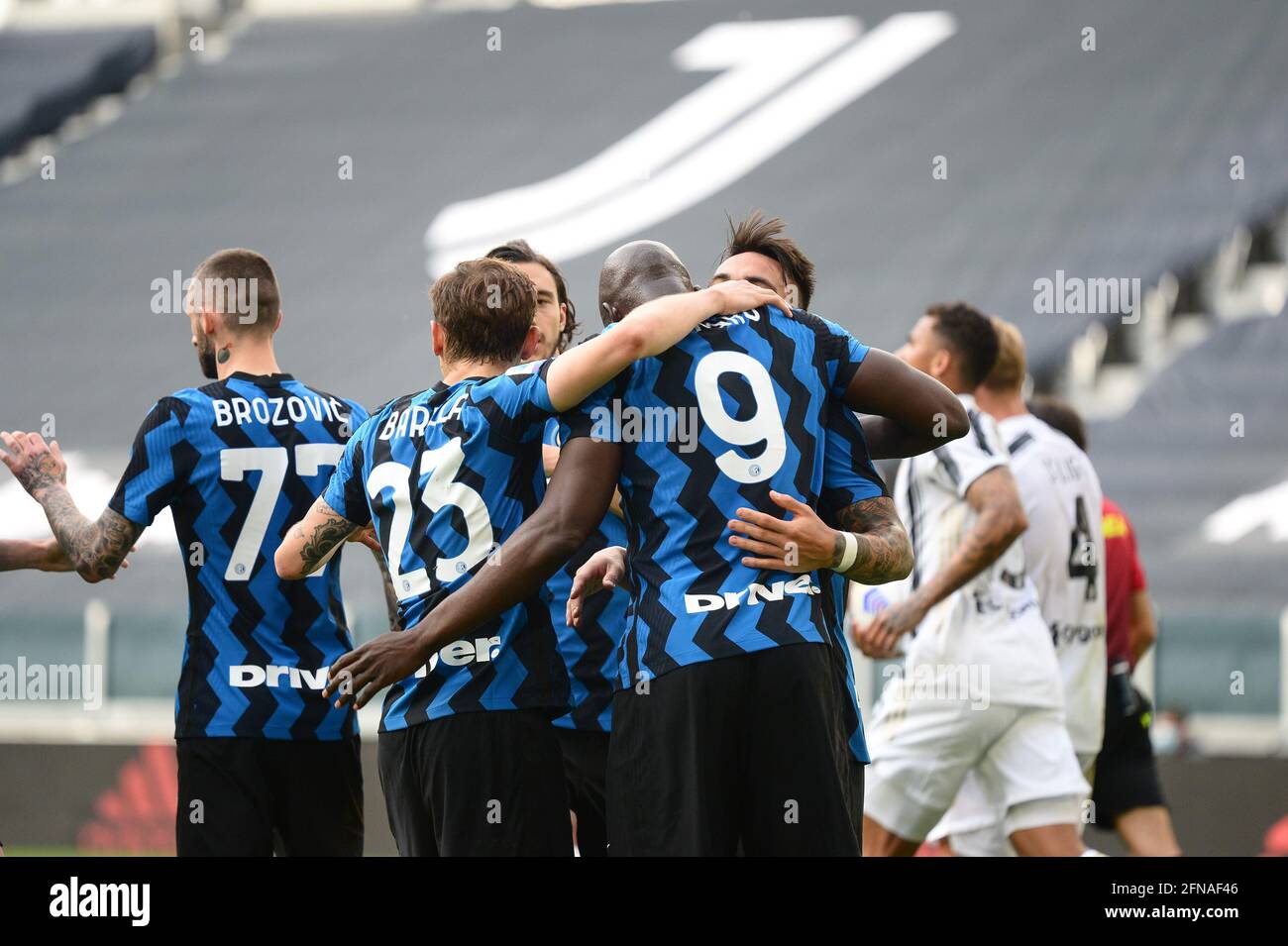 Romelu Lukaku del FC Internazionale con i suoi compagni di squadra celebra durante la Serie UNA partita di calcio tra Juventus FC e Inter Milan. Gli stadi sportivi di tutta Italia restano soggetti a rigorose restrizioni a causa del Coronavirus Pandemic, in quanto le leggi governative in materia di distanziamento sociale vietano i tifosi all'interno dei locali, con conseguente gioco a porte chiuse. Juventus ha vinto 3-2 su Inter Milan Foto Stock