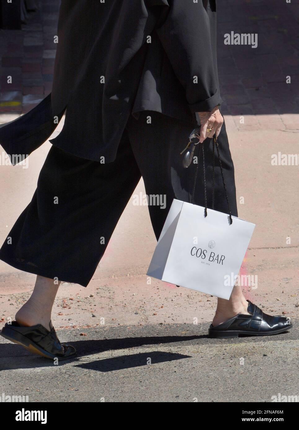 Una donna porta con sé una borsa per la spesa al Cos Bar dopo aver effettuato un acquisto presso un negozio al Cos Bar. Cos Bar è un rivenditore di bellezza di lusso fondato ad Aspen, Colorado. Foto Stock