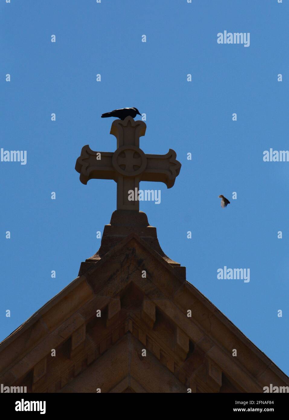 Una croce di pietra in cima alla storica Cattedrale Basilica di San Francesco d'Assisi a Santa Fe, New Mexico. Foto Stock
