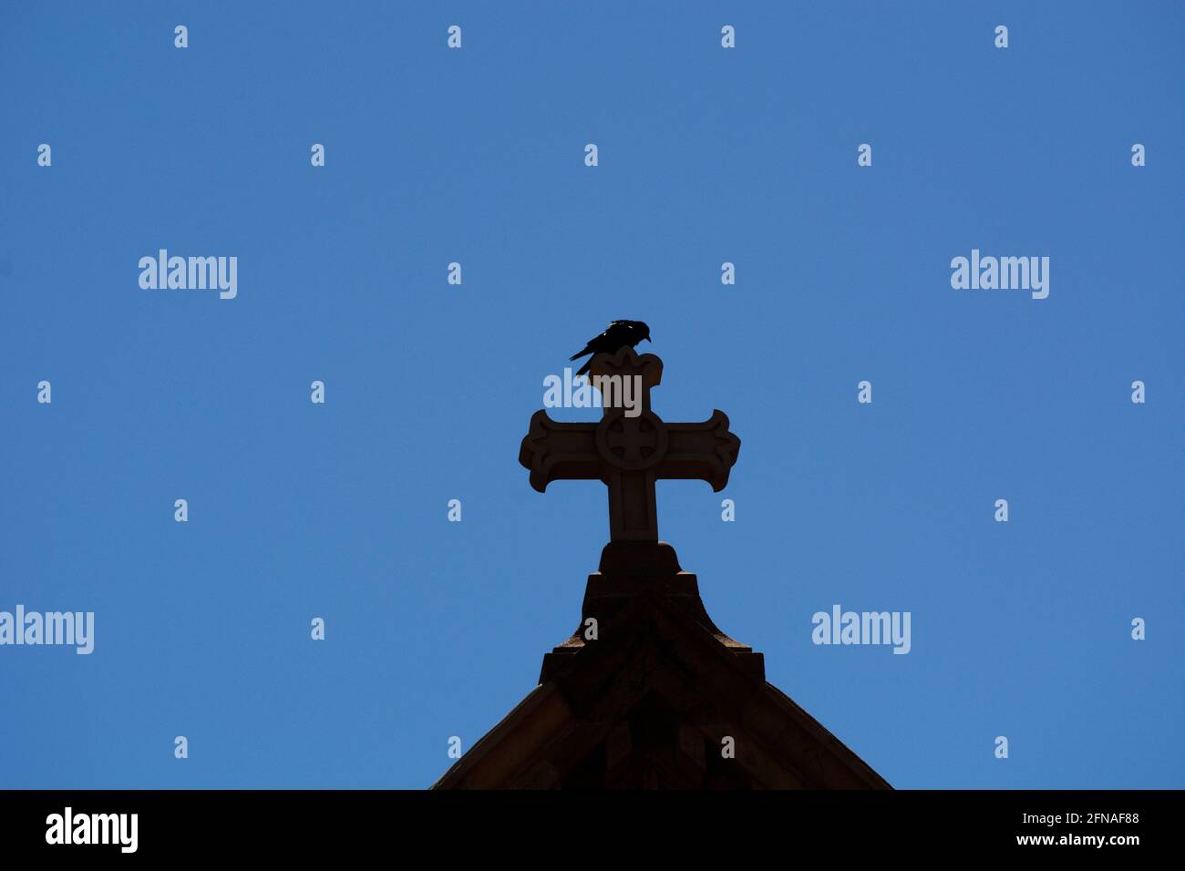 Una croce di pietra in cima alla storica Cattedrale Basilica di San Francesco d'Assisi a Santa Fe, New Mexico. Foto Stock