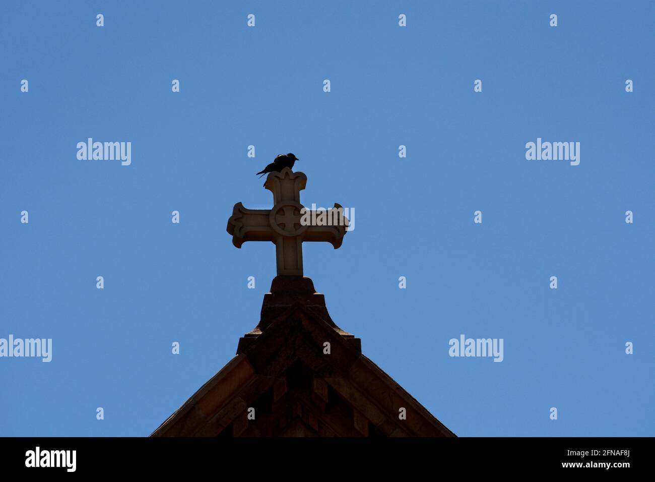 Una croce di pietra in cima alla storica Cattedrale Basilica di San Francesco d'Assisi a Santa Fe, New Mexico. Foto Stock