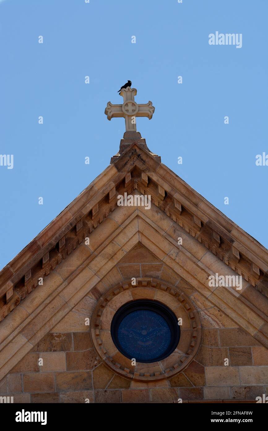 Una croce di pietra in cima alla storica Cattedrale Basilica di San Francesco d'Assisi a Santa Fe, New Mexico. Foto Stock