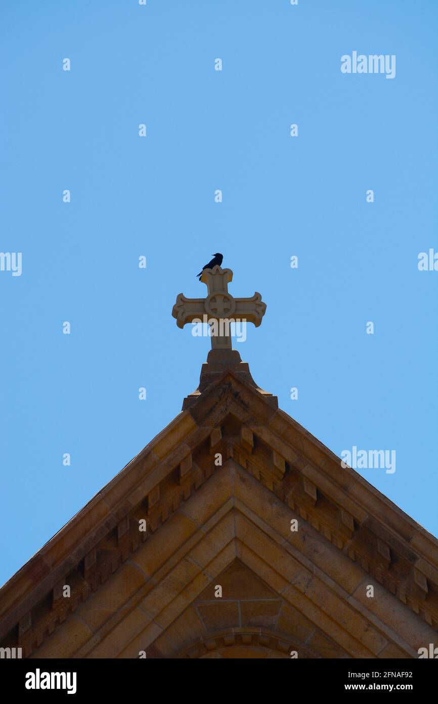 Una croce di pietra in cima alla storica Cattedrale Basilica di San Francesco d'Assisi a Santa Fe, New Mexico. Foto Stock
