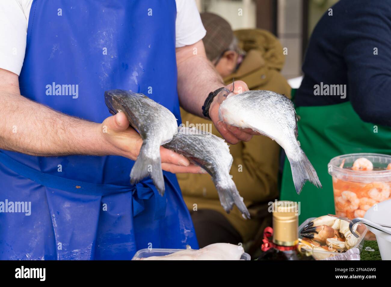 I mongers del pesce raccolano tre orate di mare per il cliente al mercato di Bromley, Kent Foto Stock