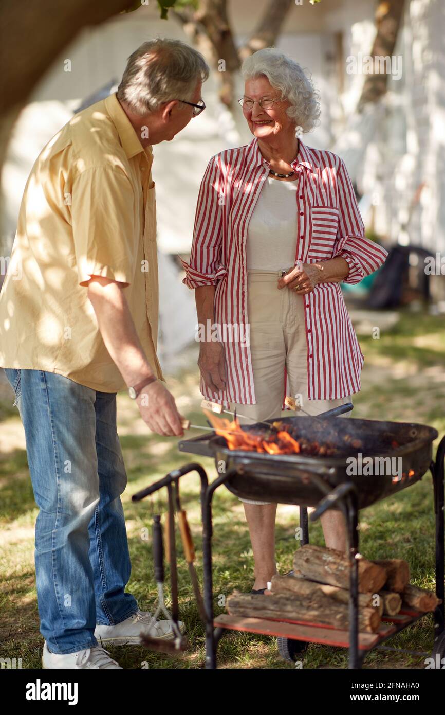 vecchia coppia caucasica che fa barbecue Foto Stock