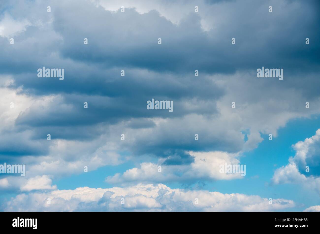Vista nel cielo di primavera impressionante con le nubi spesse come un texture o sfondo Foto Stock