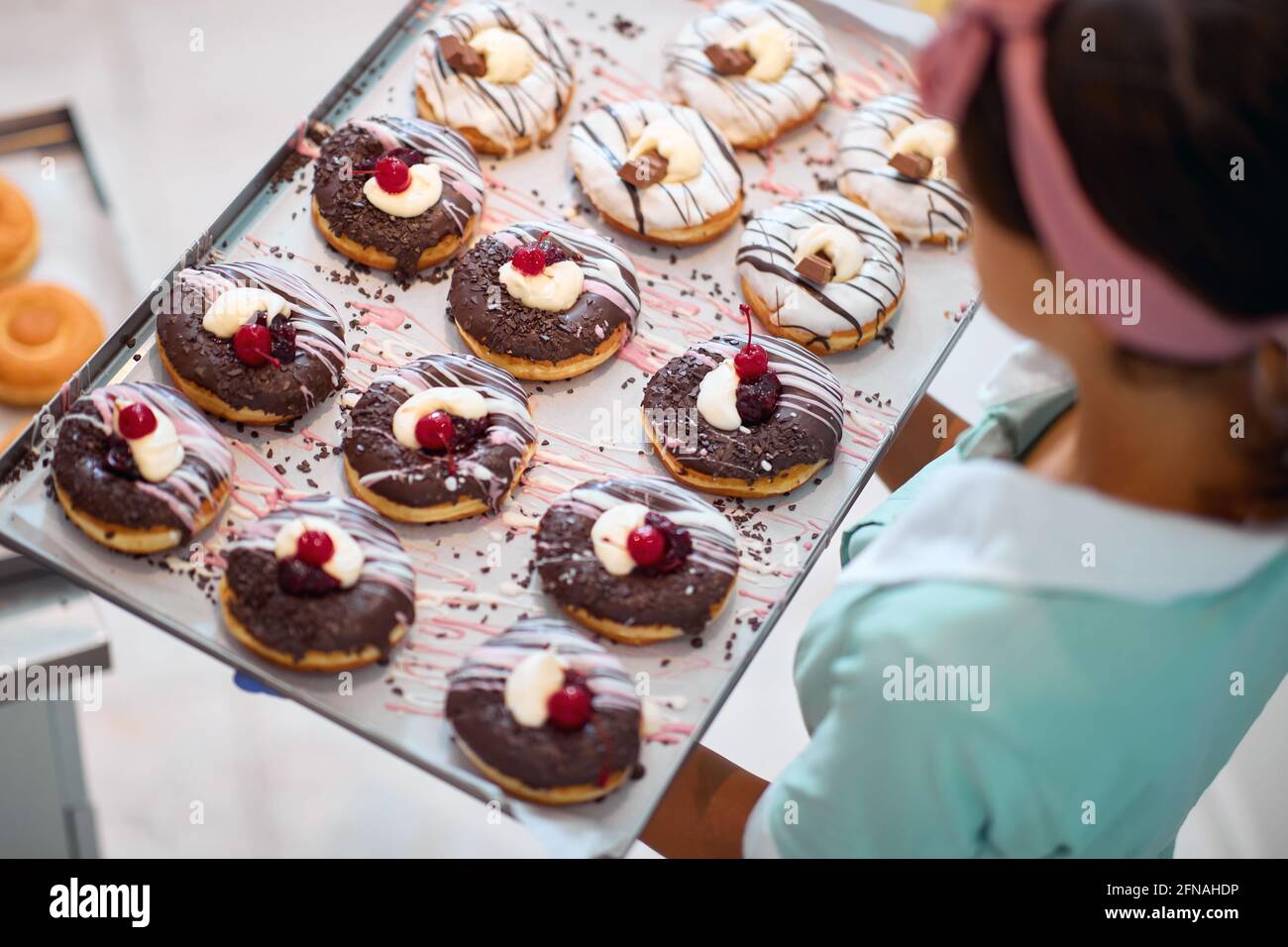 Closeup di ciambelle appetitose pronte per il trasporto alla pasticceria Foto Stock
