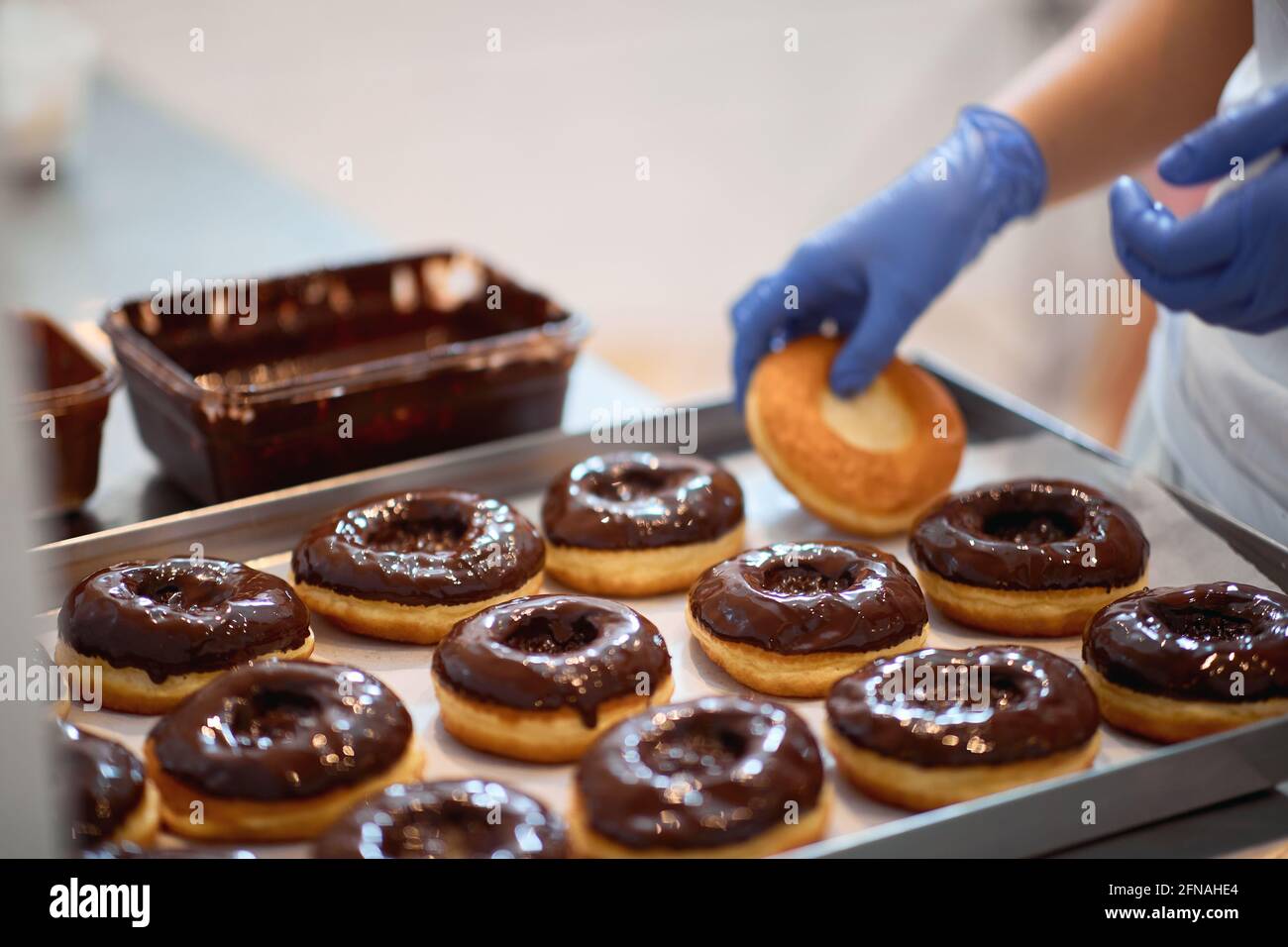 Closeup di deliziose ciambelle pronte per il trasporto alla pasticceria Foto Stock