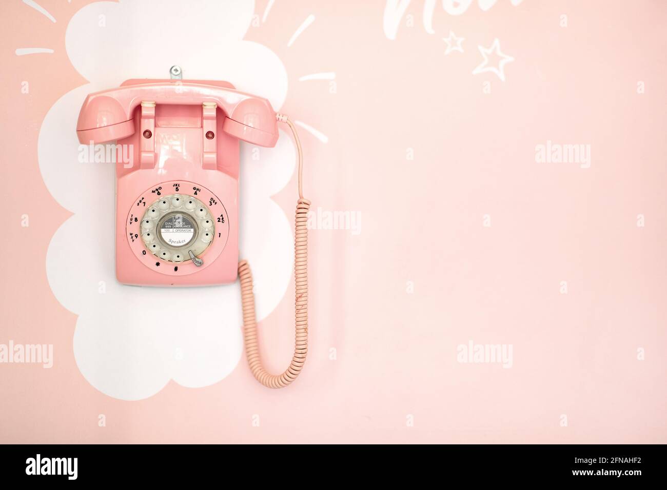 Un telefono retrò è appeso alla parete in una bella pasticceria dall'aspetto retrò. Pasticceria, ambiente Foto Stock