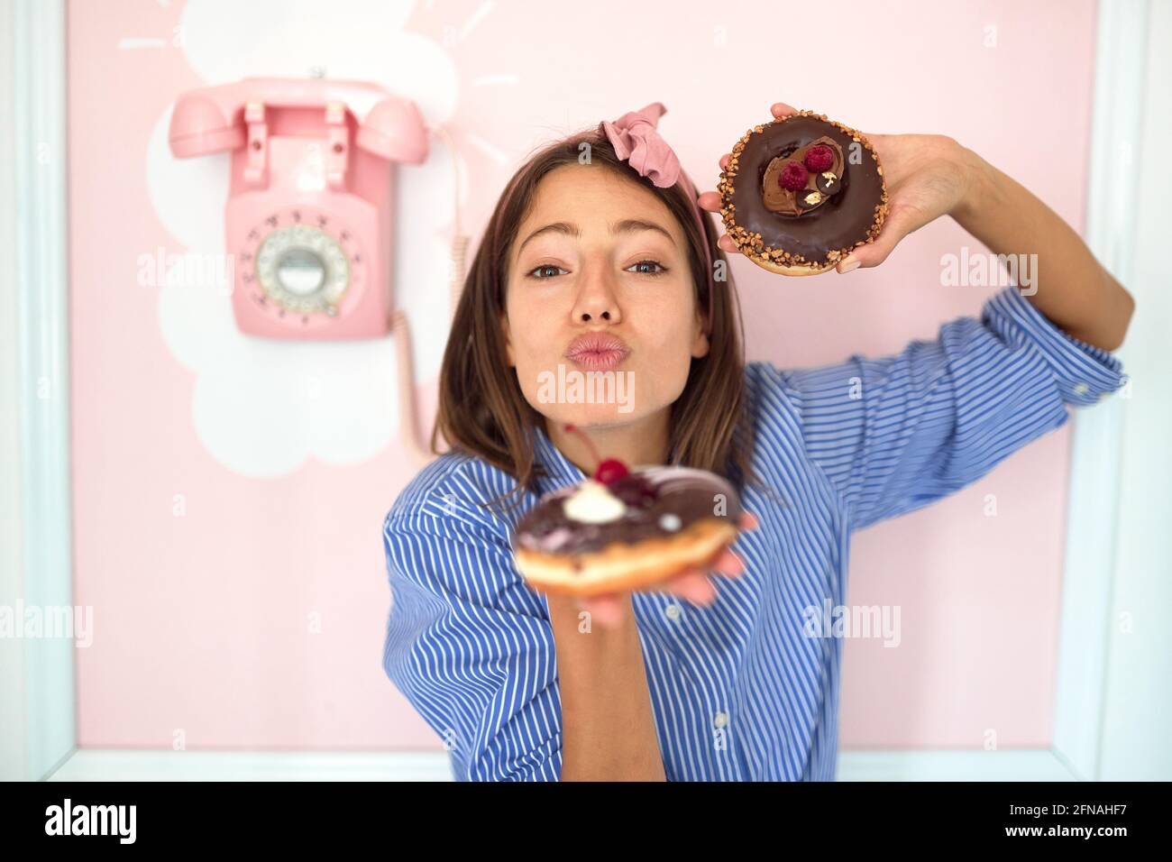 Il proprietario di piccola impresa è appassionato circa il suo prodotto/ciambelle gustoso Foto Stock