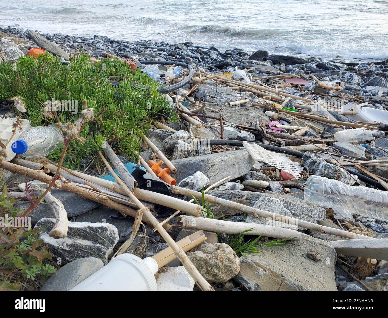 Discarica di plastica rifiuti inquinamento su ecosistema marino contaminato, ambientale rifiuti Foto Stock