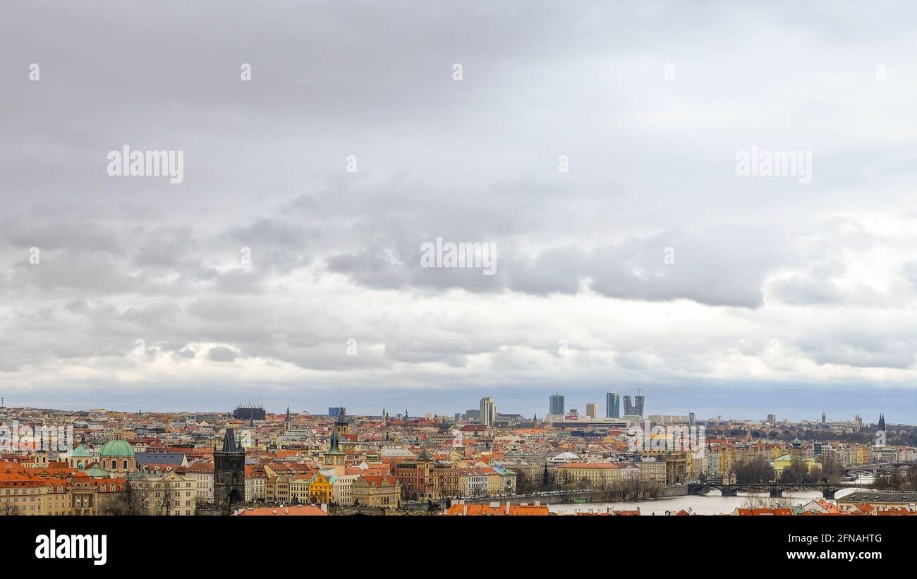 Vista panoramica dall'alto dei famosi edifici dello skyline della città di Praga, monumenti europei, viaggi destinazioni Foto Stock