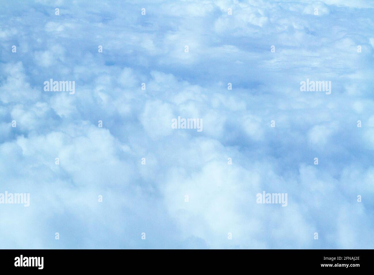 Le nuvole vengono visualizzate dalle finestre dell'aereo Foto Stock