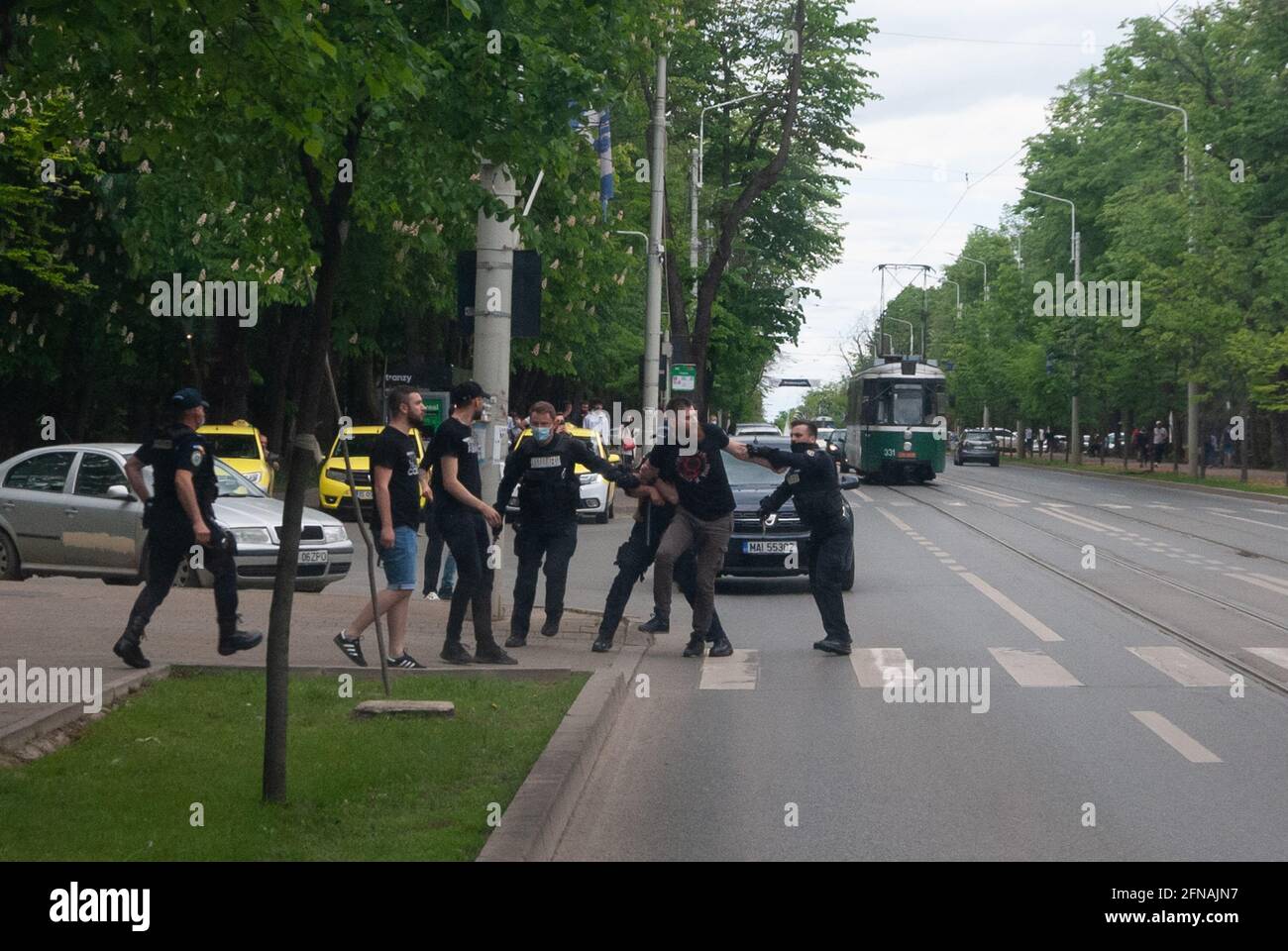 Iasi, Romania. 15 maggio 2021. Iasi, scontri tra tifosi e arresti della gendarmeria dopo la partita di calcio persa da Politehnica Iasi che ha condannato la squadra a relegazione a Serie B Credit: Independent Photo Agency/Alamy Live News Foto Stock