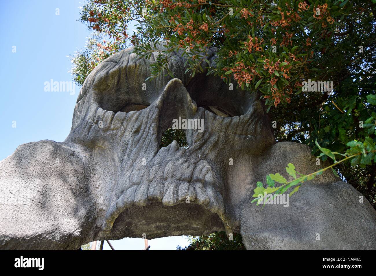 Gigantesca scultura rocciosa di un cranio Foto Stock