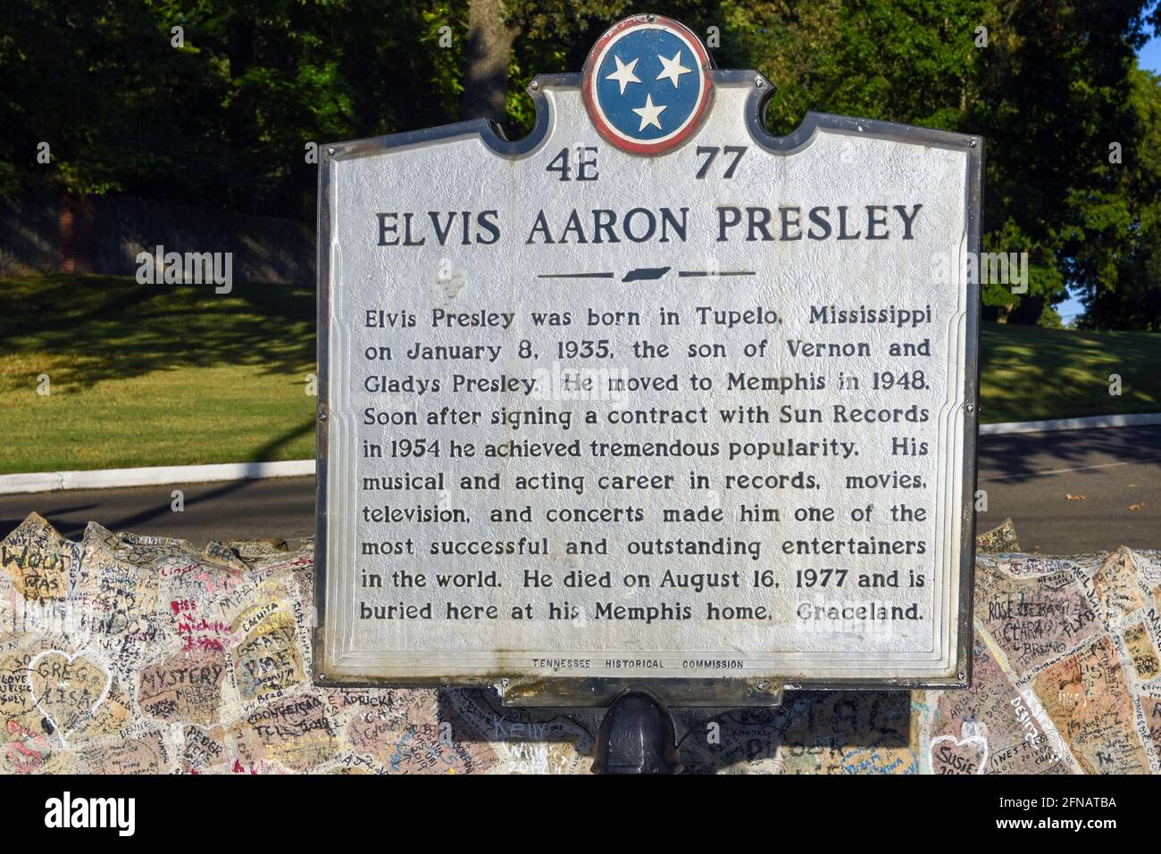 Memphis, TN, USA - 24 settembre 2019: Lapide che commemora la vita di Elvis Presley fuori dal complesso di Graceland, una famosa attrazione turistica. Foto Stock