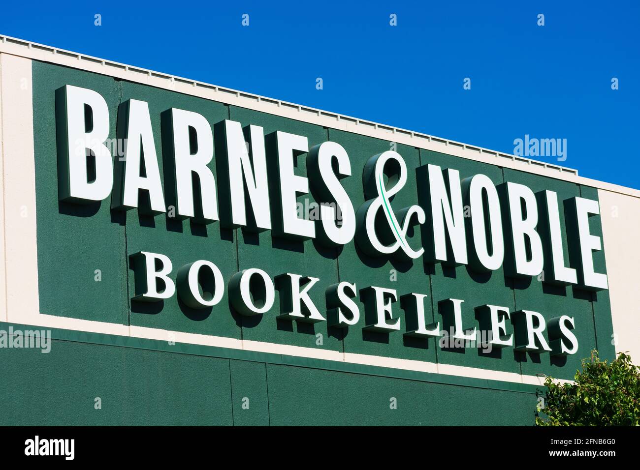 Barnes e Noble librai segno, logo sulla facciata della catena di vendita al dettaglio libreria - Santa Clara, California, USA - 2021 Foto Stock