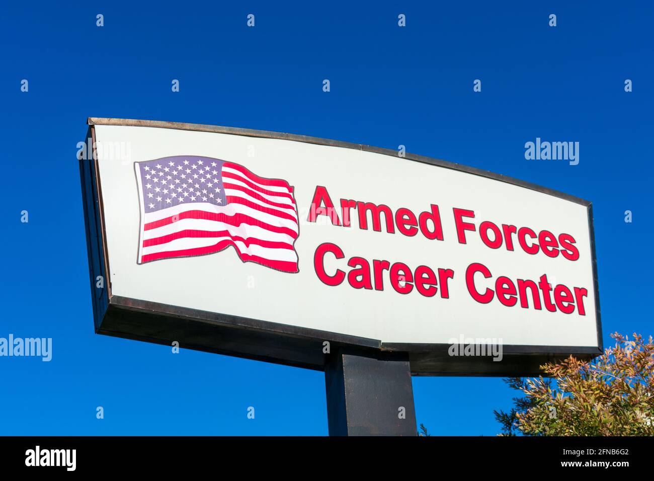 Il centro di carriera delle forze armate firma presso l'ufficio di reclutamento dell'esercito degli Stati Uniti - Santa Clara, California, USA - 2021 Foto Stock