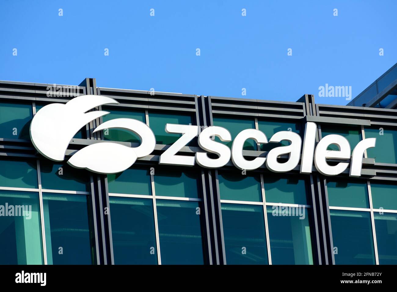 Logo Zscaler sull'edificio del campus HQ nella Silicon Valley. Zscaler è un'azienda globale di sicurezza dei dati basata su cloud - San Jose, CA, USA - 2021 Foto Stock