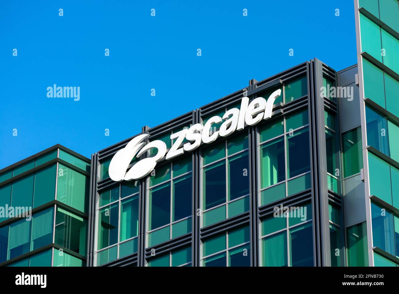 Logo Zscaler sull'edificio del campus HQ nella Silicon Valley. Zscaler è un'azienda globale di sicurezza dei dati basata su cloud. - San Jose, CA, Stati Uniti d'America - 2021 Foto Stock