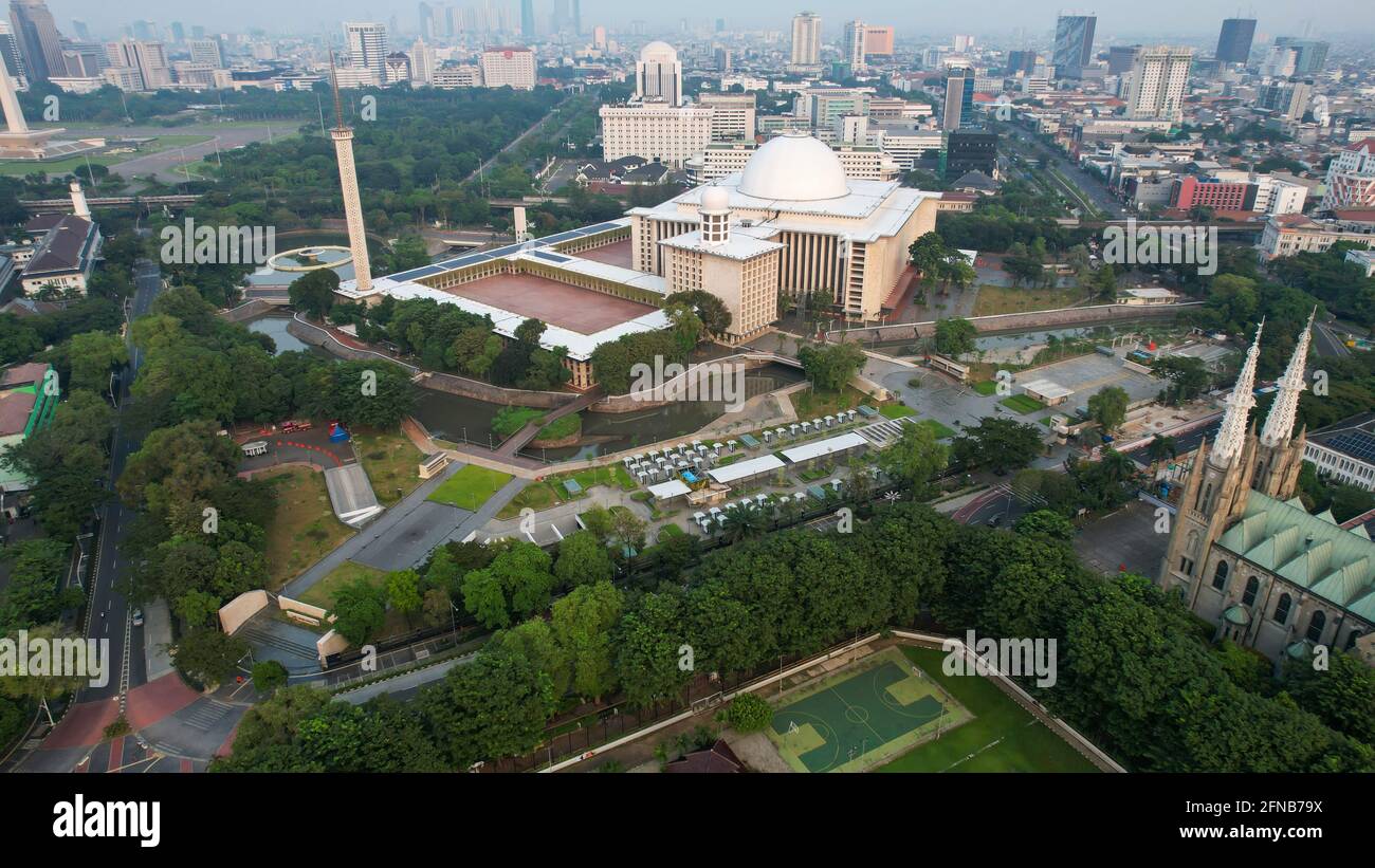 Vista aerea della Moschea Istiqlal. È la più grande moschea del sud-est asiatico e nuvola di rumore con il paesaggio urbano di Giacarta. GIACARTA - Indonesia. 16 maggio 2021 Foto Stock