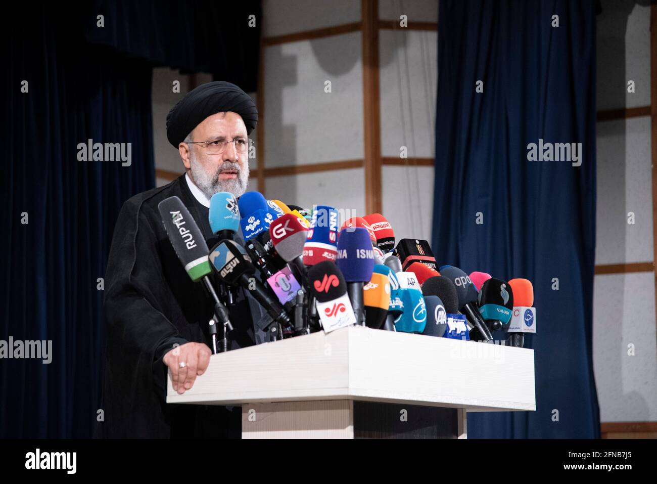 Teheran, Iran. 15 maggio 2021. Capo della Giustizia dell'Iran, conferenza stampa Sayyid Ebrahim Raisi con giornalisti e media.Sayyid Ebrahim Raisi è stato registrato per le elezioni presidenziali del 2021. Le elezioni presidenziali si terranno in Iran il 18 giugno 2021. (Foto di Sobhan Farajvan/Pacific Press) Credit: Pacific Press Media Production Corp./Alamy Live News Foto Stock