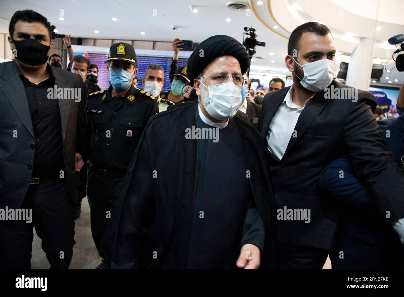 Teheran, Iran. 15 maggio 2021. Capo della giustizia iraniana, Sayyid Ebrahim Raisi (C) si sta registrando per le elezioni presidenziali del 2021. Le elezioni presidenziali si terranno in Iran il 18 giugno 2021. (Foto di Sobhan Farajvan/Pacific Press) Credit: Pacific Press Media Production Corp./Alamy Live News Foto Stock