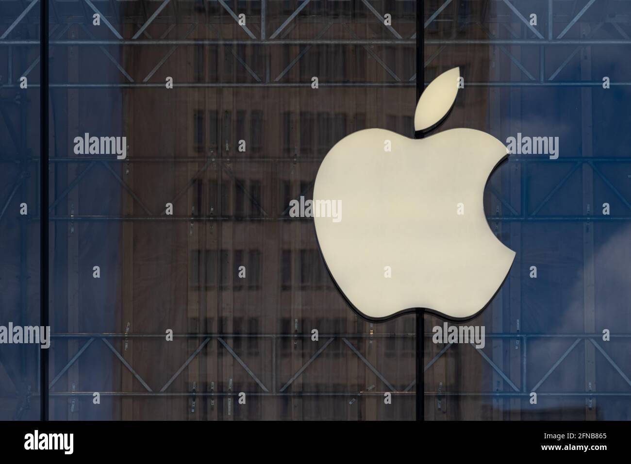 Cartellonistica Apple Store a Lenox Square nell'area Buckhead di Atlanta, Georgia, con logo Apple metallizzato su vetro che riflette un grattacielo nelle vicinanze. (STATI UNITI) Foto Stock