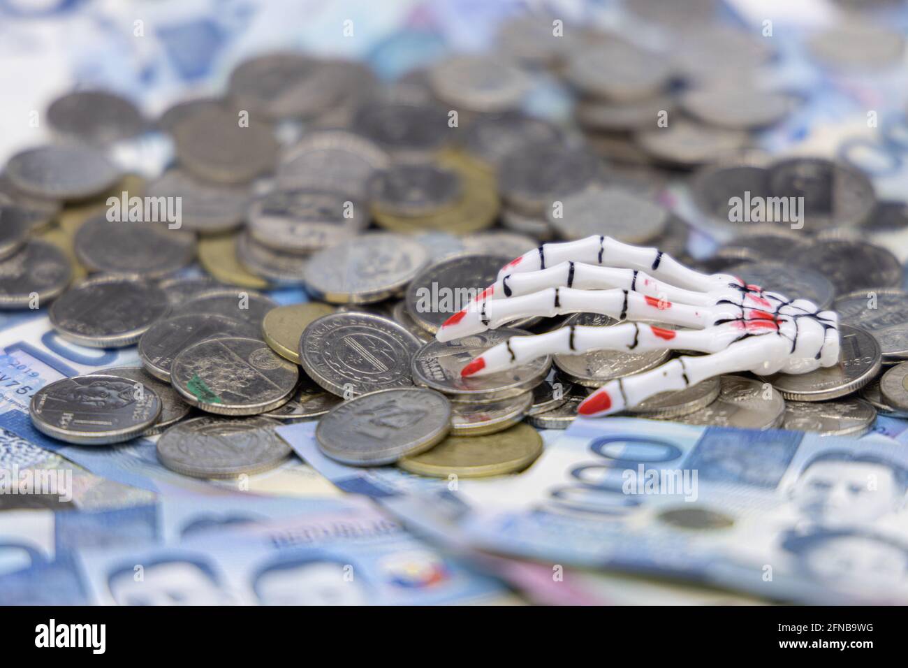 Un mucchio di mille banconote e monete Filippine Foto Stock