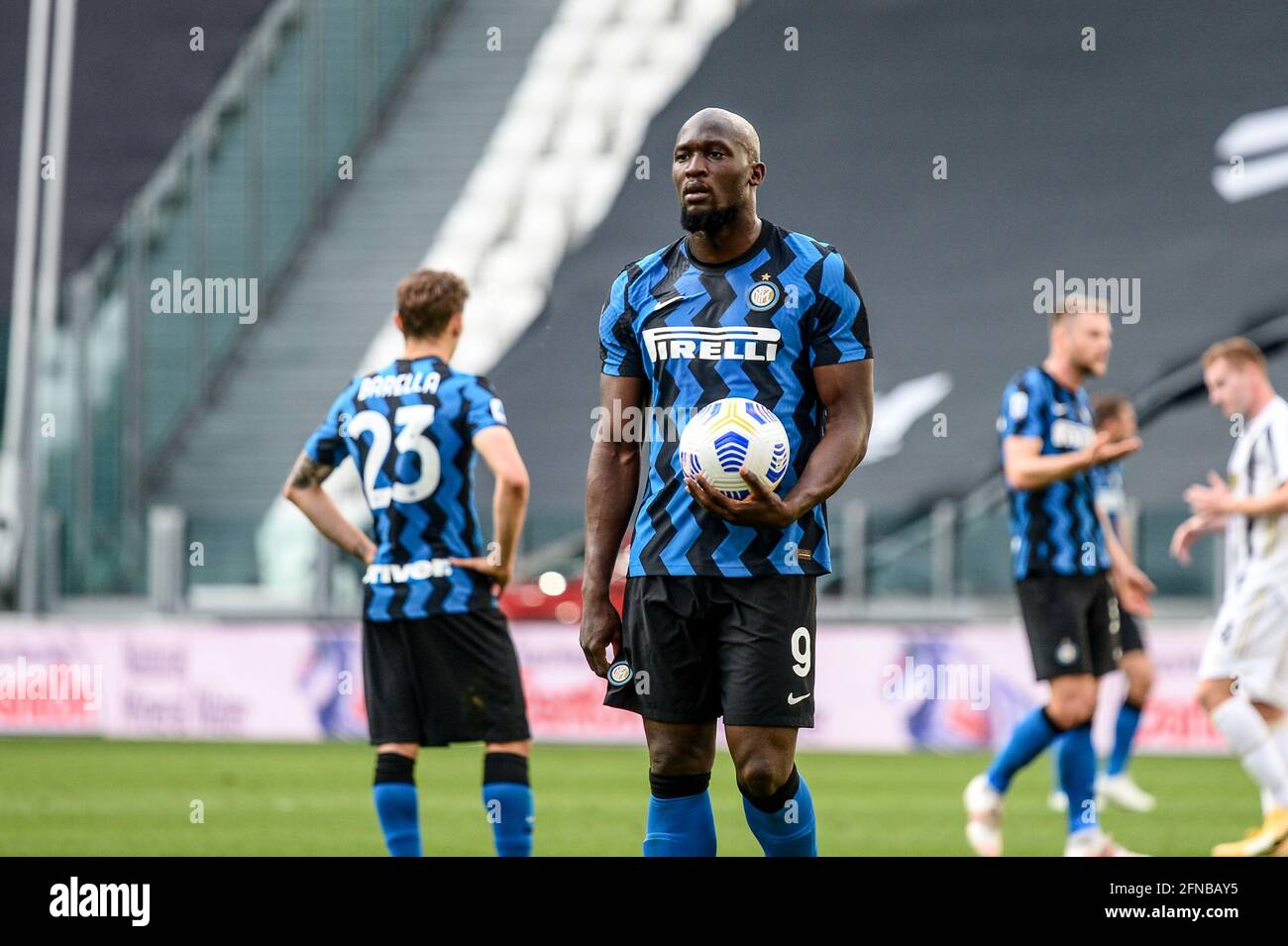 Torino, Italia. 15 maggio 2021. Romelu Lukaku del FC Internazionale durante la Serie UNA partita di calcio tra Juventus FC e Inter Milan. Gli stadi sportivi di tutta Italia restano soggetti a rigorose restrizioni a causa del Coronavirus Pandemic, in quanto le leggi governative in materia di distanziamento sociale vietano i tifosi all'interno dei locali, con conseguente gioco a porte chiuse. Juventus ha vinto 3-2 su Inter Milan (Foto di Alberto Gandolfo/Pacific Press) Credit: Pacific Press Media Production Corp./Alamy Live News Foto Stock