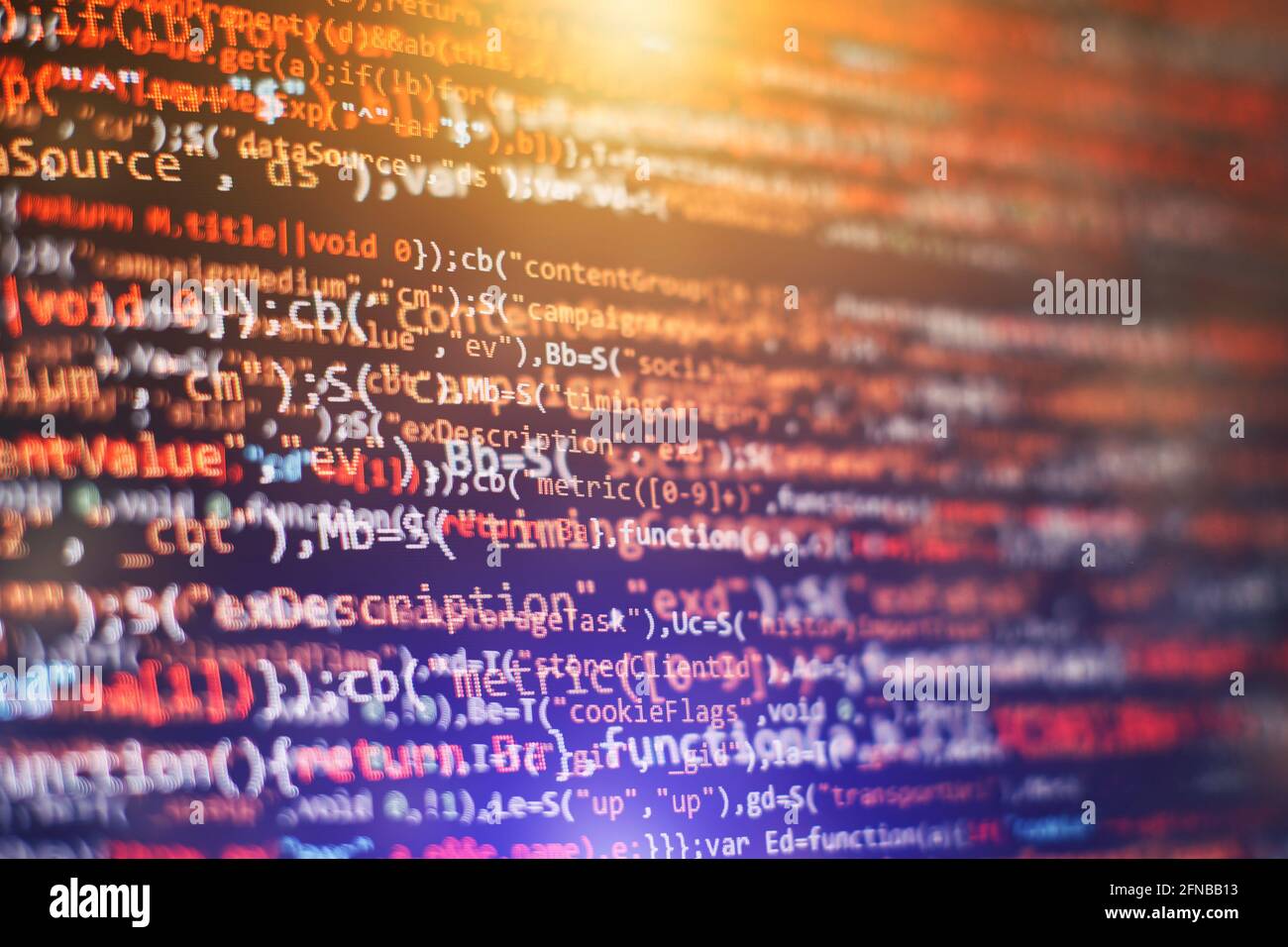 Sito web semplice codice HTML con tag colorati in vista del browser su sfondo scuro Foto Stock