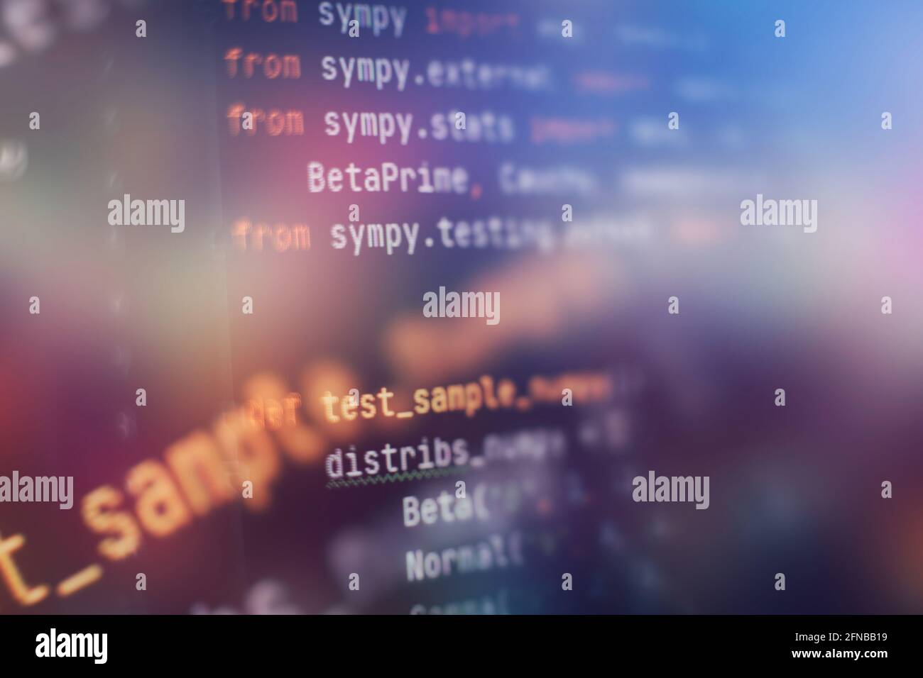 Codice sorgente software. Codice di programmazione. Codice di memorizzazione sullo schermo del calcolatore. Sviluppatore che lavora sui codici di programma in ufficio. Foto Stock